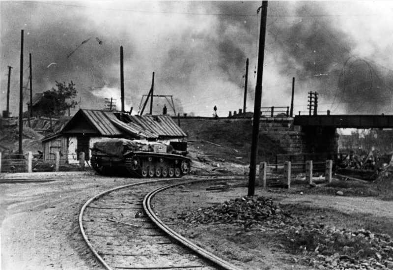 ​First shot from two German photos. On September 24 two self-propelled guns of 244th Division drove up to the railway viaduct on Krasnoznamenskaya Street. The names of the Stug commanders are well known: Lieutenant Ullrich Hempel commanded one vehicle, and the other was commanded by Chief Wahmister Karl Pfreundtner - Unknown Stalingrad: The City Garden | Warspot.net