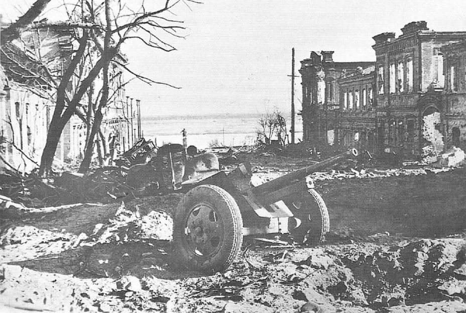 ​German photo: perspective on Lenin Street overlooking the embankment near the monument to pilot Kholzunov, is visible in the background - Unknown Stalingrad: The City Garden | Warspot.net