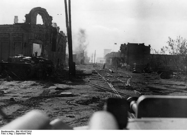 ​The next shot was taken from the Stug under command of Pfreudtner at the intersection of Krasnoznamenskaya and Kommunist streets, where the two self-propelled guns drove out. To the left of the building is Lieutenant Hempel's vehicle - Unknown Stalingrad: The City Garden | Warspot.net