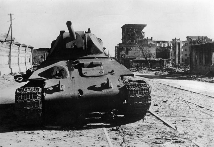 ​T-34 on Krasnoznamenskaya Street, which burned in the previous photo. A ricochet trace on the frontal armor and the damaged gun mask are visible, oil drips are noticeable. Traces of heavy shelling are visible on the northern wing of Inzhkoopstroy - Unknown Stalingrad: The City Garden | Warspot.net