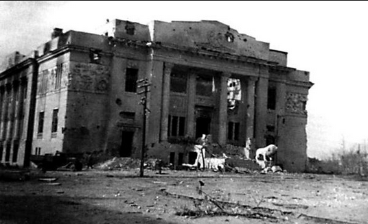 ​The central facade of the Gorky Drama Theater with the famous lions, view from the side of the Square of the Fallen Fighters. Photo from Wiegand Wuester's book “In the Hell of Stalingrad”, late September 1942 - Unknown Stalingrad: The City Garden | Warspot.net