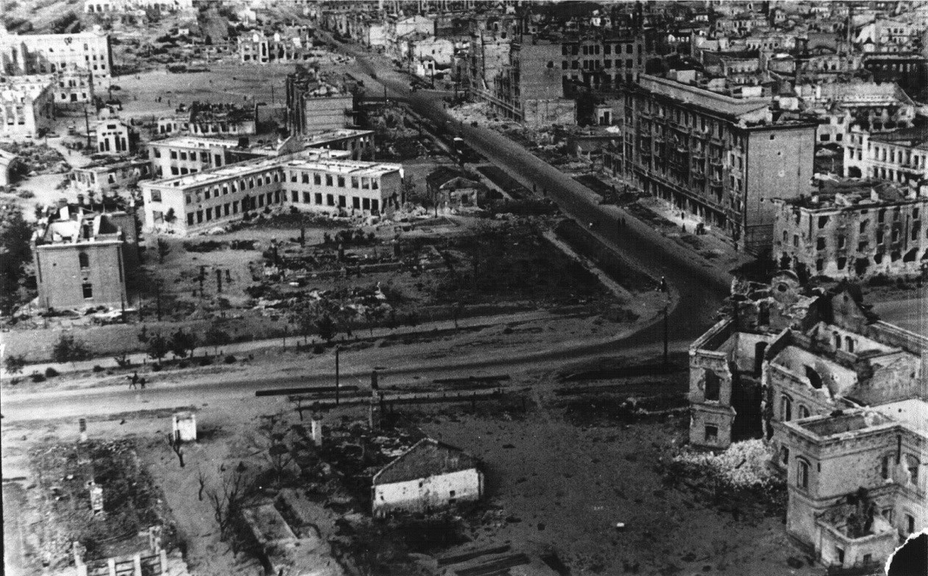 ​Post-war photo, perspective of Kommunisticheskaya Street towards the Station Square. The ruins of the fire station are visible in the lower right corner. In the upper left corner is the Central Station - Unknown Stalingrad: The City Garden | Warspot.net