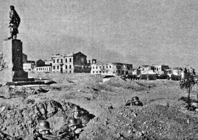 ​Soldiers of the German 94th Infantry Division in the captured Soviet trenches at the Kholzunov monument. On the right, not far away, the entrance to the underground restaurant «Metro» (evacuation point No. 54) - Unknown Stalingrad: The City Garden | Warspot.net