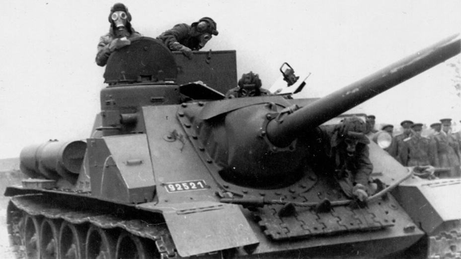 ​An SD-100 during exercises in the mid-50s. The vehicle has «Sverdlovsk style» tow hooks, but an «Omsk style» cupola - SU-100, Czechoslovakian Style | Warspot.net