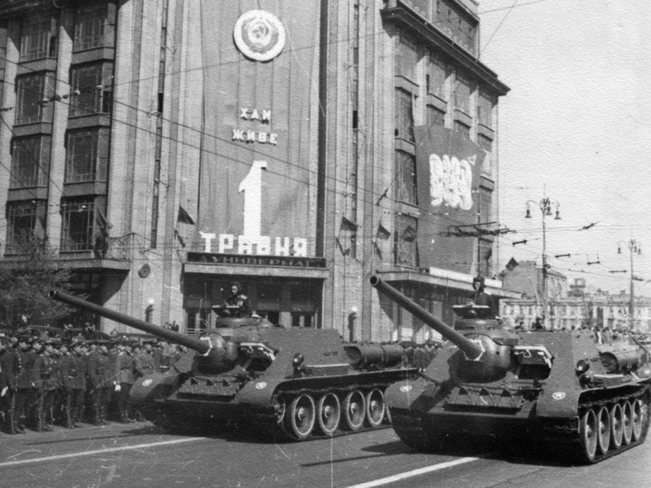 ​SU-100 on a parade in Kiev, May 1st 1949. Despite a wealth of choices, Czechoslovakia only managed to mass produce this SPG - SU-100, Czechoslovakian Style | Warspot.net