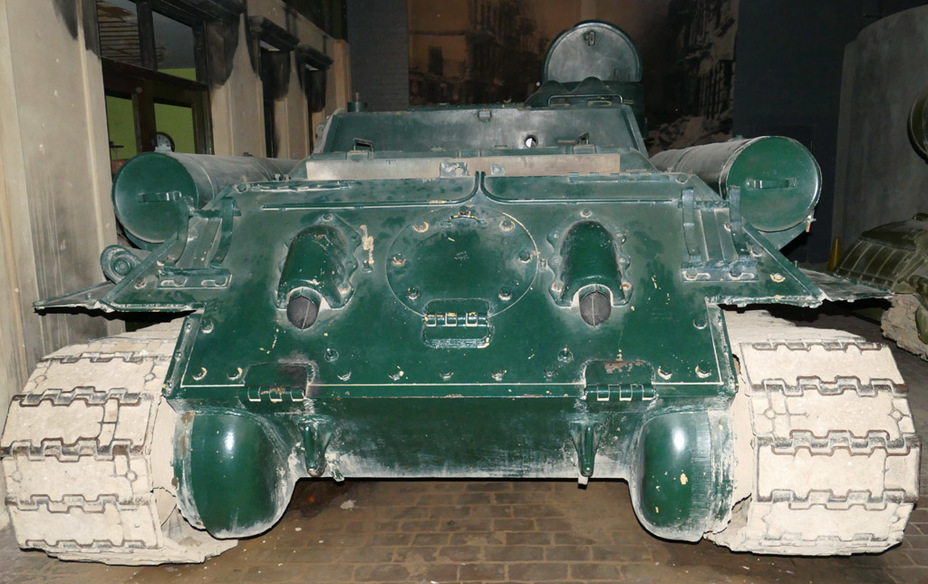 ​A characteristic rear section, the same as on the Czechoslovakian T-34-85. The telephone port, typical for Czechoslovakian tanks, is seen on the left - SU-100, Czechoslovakian Style | Warspot.net