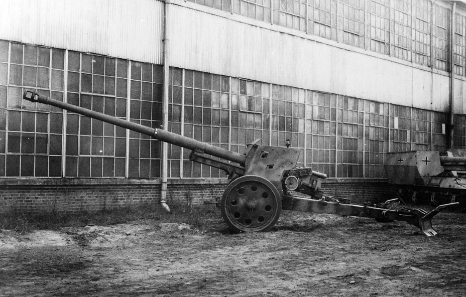 ​8.8 cm Pak 43/41 anti-tank gun at the Alkett factory courtyard. The SPG in the background gives some scale for the gun's size - Anti-Tank Hornet, a.k.a. Rhino | Warspot.net