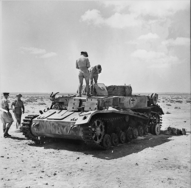 ​British troops inspect a destroyed Pz.Kpfw.IV tank. There are three separate plates bolted to the front of the superstructure - Second Fiddle | Warspot.net