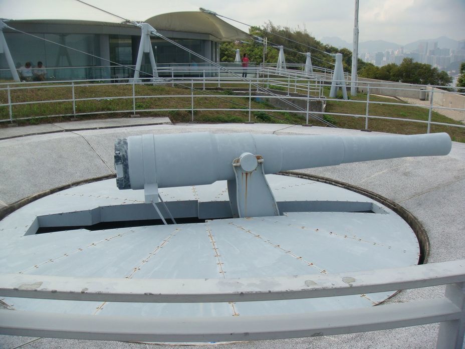 ​Replica of a 6-inch gun on a concealing gun carriage. Photo by the author - Forgotten Guardian of Hong Kong | Warspot.net