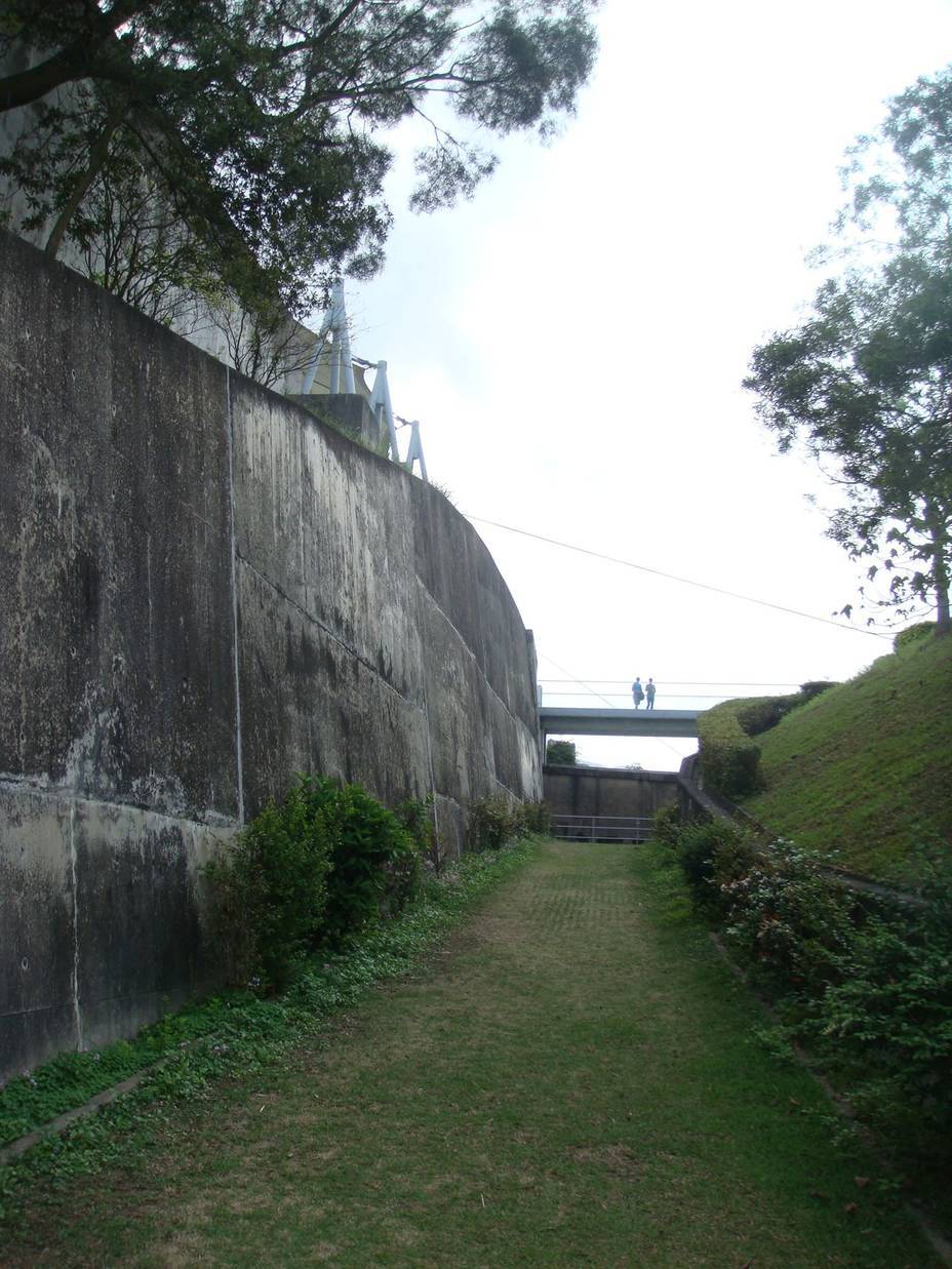 ​The moat of the fort. The bridge leading to the main gate is visible in the background. Photo by the author - Forgotten Guardian of Hong Kong | Warspot.net
