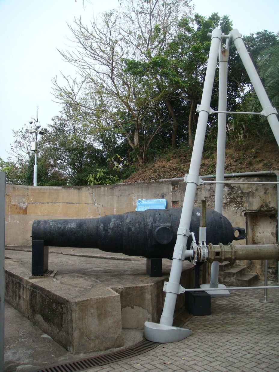 ​Central battery. The barrel of a 7-inch muzzle-loading gun with a tripod for mounting it on a carriage. Photo by the author - Forgotten Guardian of Hong Kong | Warspot.net