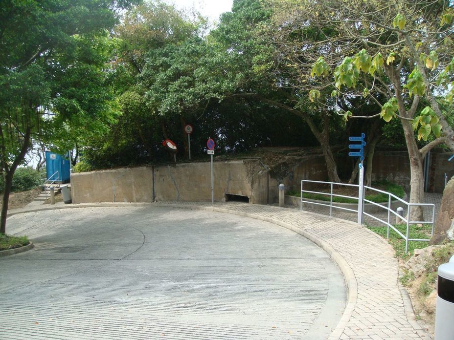 ​Cover for the Western Battery. Small embrasure at ground level can be senn in the center of the photo. It is perfectly located for the «ungentlemanly» shooting in the back enemies moving up the road on their way to the fort. Photo by the author - Forgotten Guardian of Hong Kong | Warspot.net