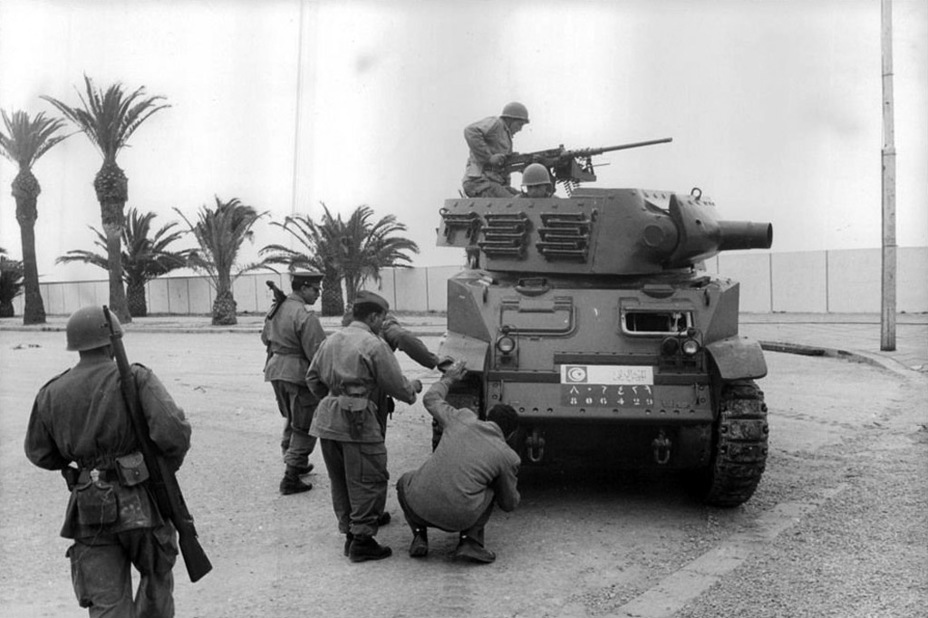 ​Yemeni SPG in Aden, 1961 - HMC M8: Quick Support for Light Tanks | Warspot.net