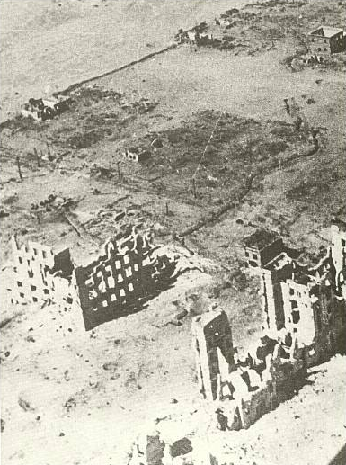 ​Postwar aerial photo. Left, the ruins of the northern wing of the «House of Railwaymen», bottom right below the ruins of the «L-shaped house» - Unknown Stalingrad: Pavlov’s House, Anatomy of a Legend | Warspot.net