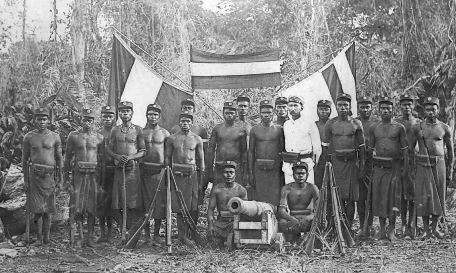 ​Just as the British and French, the Germans established paramilitary units in their colonies, manned by natives. In the photo: a police unit of German New Guinea in Friedrich-Wilhelmshafen (currently Madang, northern Papua New Guinea). 1899 - Sokehs Island against the German Empire | Warspot.net