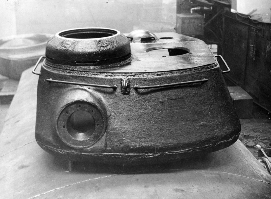 ​UZTM production turret, summer 1944. It can be distinguished by the lack of casting numbers in the rear and the shape of the cupola. Mariupol factory's turrets were similar - IS-2: Struggle for the Assembly Line | Warspot.net