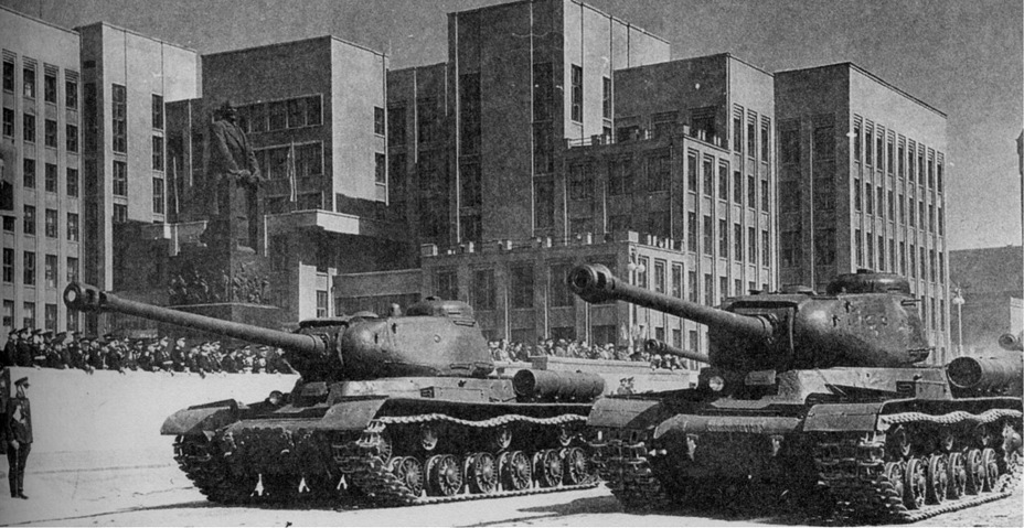 ​IS-2 on parade in Minsk, Belarus, 1947. On the right is a tank produced in February of 1944 with an UZTM turret and screw breech gun. On the left is an IS-2 produced in June of 1944. Both tanks have the new type of handrails - IS-2: Struggle for the Assembly Line | Warspot.net
