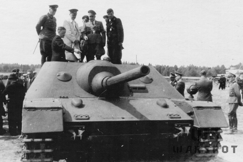 ​The final version of the project being shown to Hitler on May 14th, 1943. The model had front facing machine guns and a new driver's observation device - Jagdpanzer IV: The Best StuG | Warspot.net