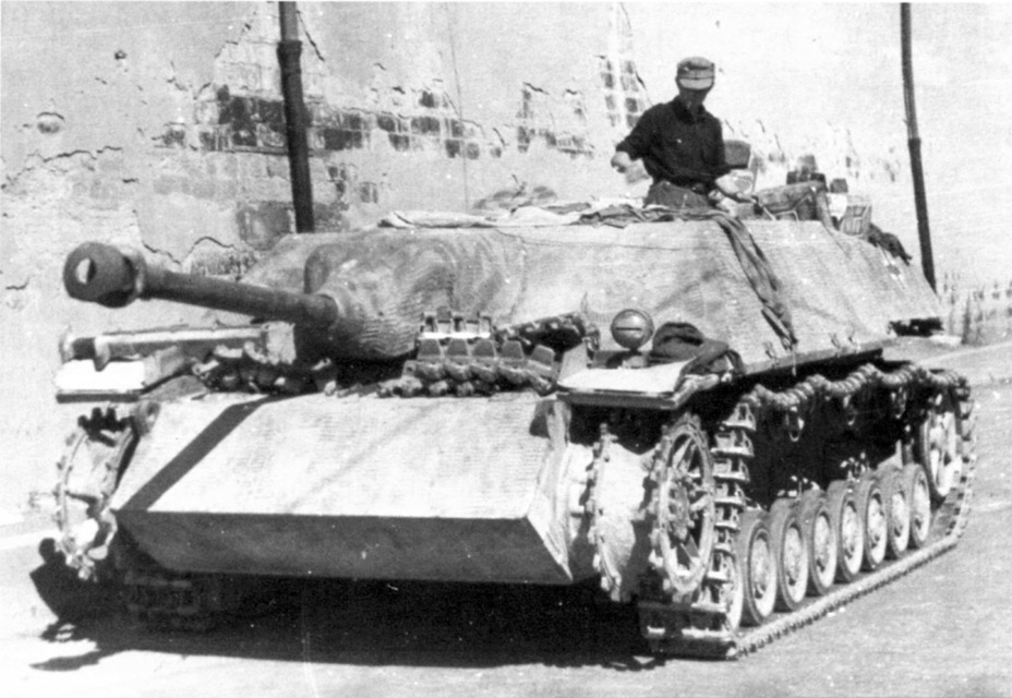 ​A plug was welded over the left hand machine gun port in March of 1944 when the le.Pz.Jg.IV lost its second machine gun. After the hulls with this port were used up, it vanished - Jagdpanzer IV: The Best StuG | Warspot.net