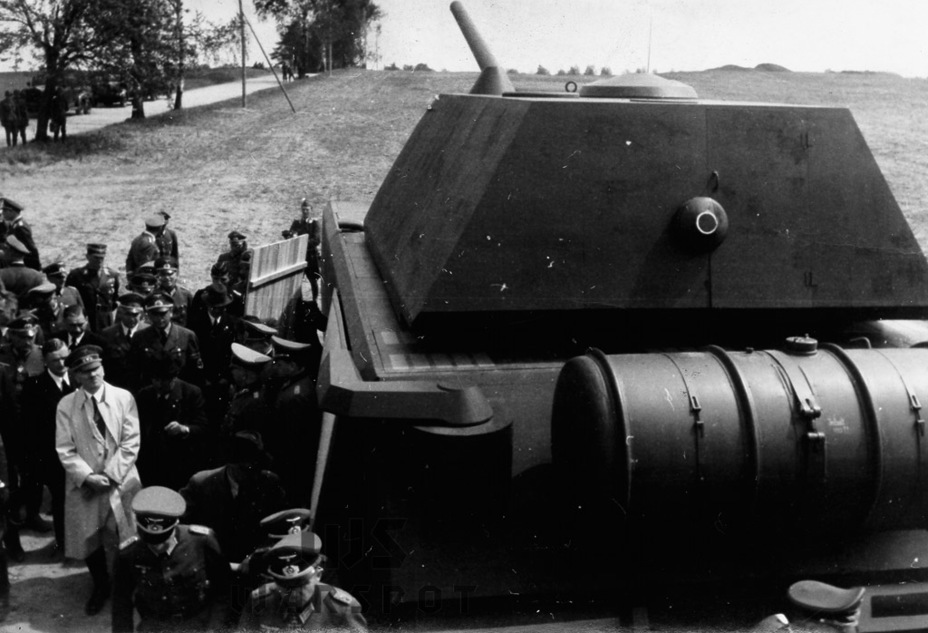 ​Presentation of a Maus model to Hitler, May 14th, 1943. The flamethrower models and commander's cupola can be seen. These were later deleted - Stillborn Maus  | Warspot.net