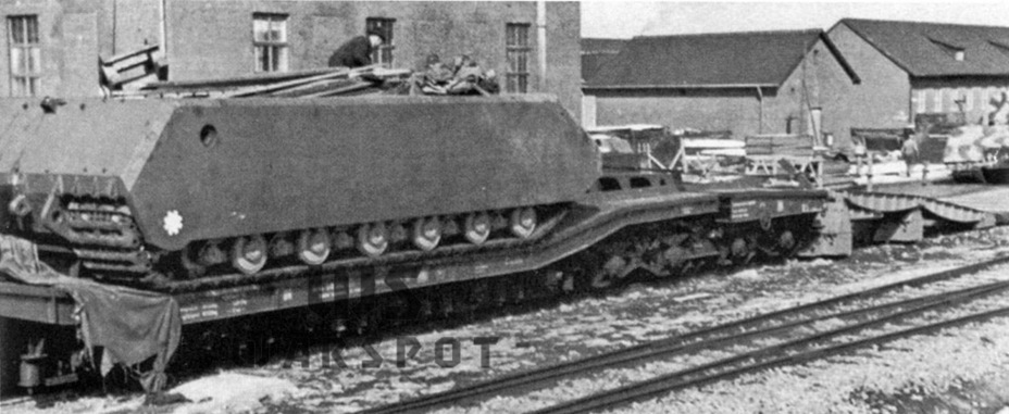 ​Arrival of the chassis of the second prototype. The first prototype was used to tow it and can be seen in the photo - Stillborn Maus  | Warspot.net