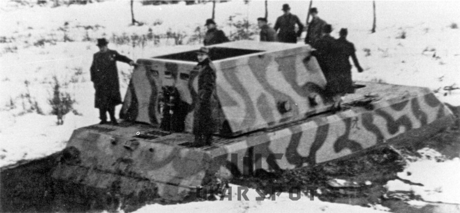 ​Porsche examines the first prototype, which is stuck in mud - Stillborn Maus  | Warspot.net