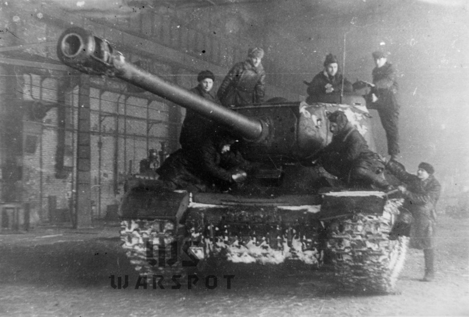 ​An IS-2 tank assembled at LKZ is bring prepared for acceptance trials, April 6th, 1945. As you can see, the front of the hull is the old type. All IS-2 tanks assembled at LKZ had these hulls - IS-2: Small Modernization of a Large Tank | Warspot.net