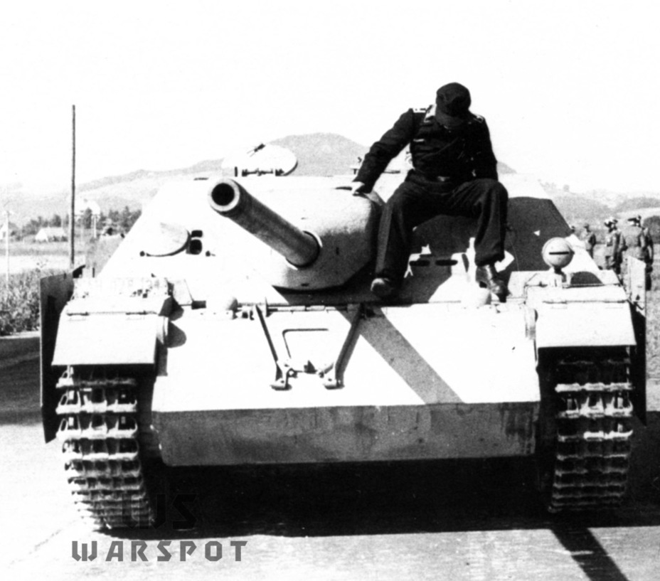 ​The gun travel clamp can be seen in the front. This distinguishes the vehicle from the Jagdpanzer IV - A Barrel Too Long | Warspot.net