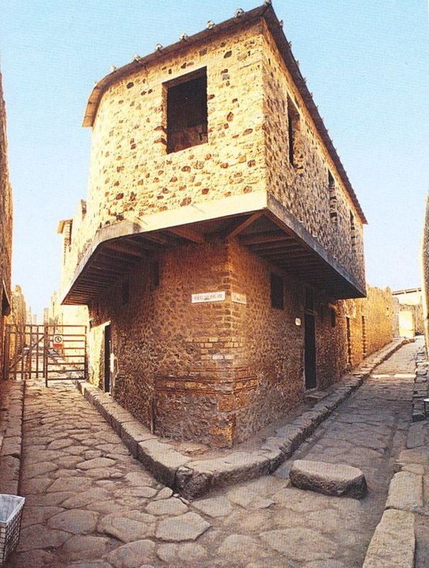 ​The infamous Pompeii Lupanar occupied a corner of a house at the intersection of two streets. Two doors led inside, with a hallway between them. pinterest.com - When it has nothing to do with love | Warspot.net