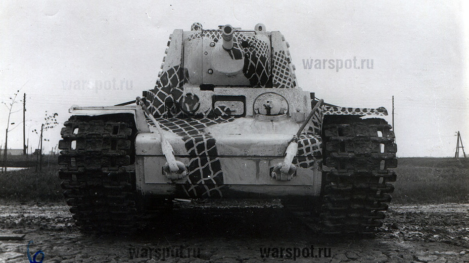 ​A KV-1 tank. Smears and uneven paint application can be seen on the front. The grid was applied even to the headlight - Red Army's White Tanks | Warspot.net