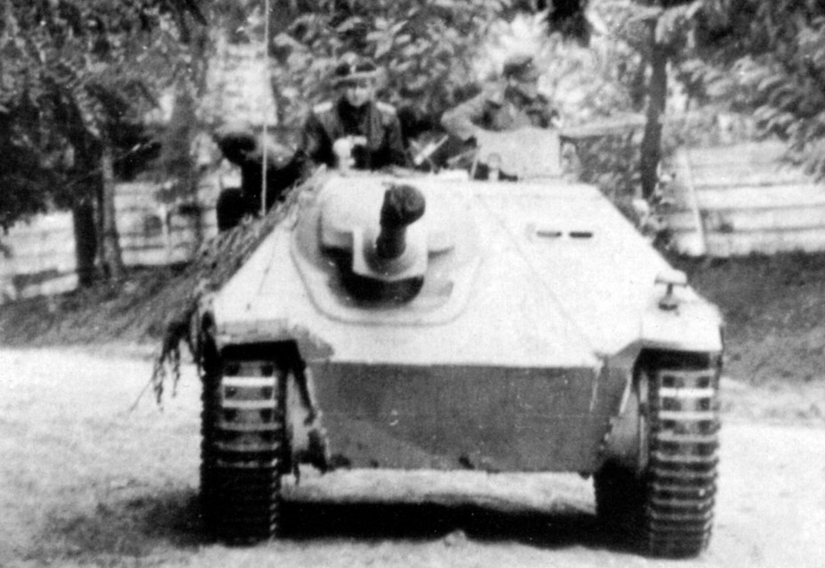 ​An early production vehicle at the front lines. These tank destroyers do not yet have camouflage - Hetzer: Ersatz Destroyer | Warspot.net