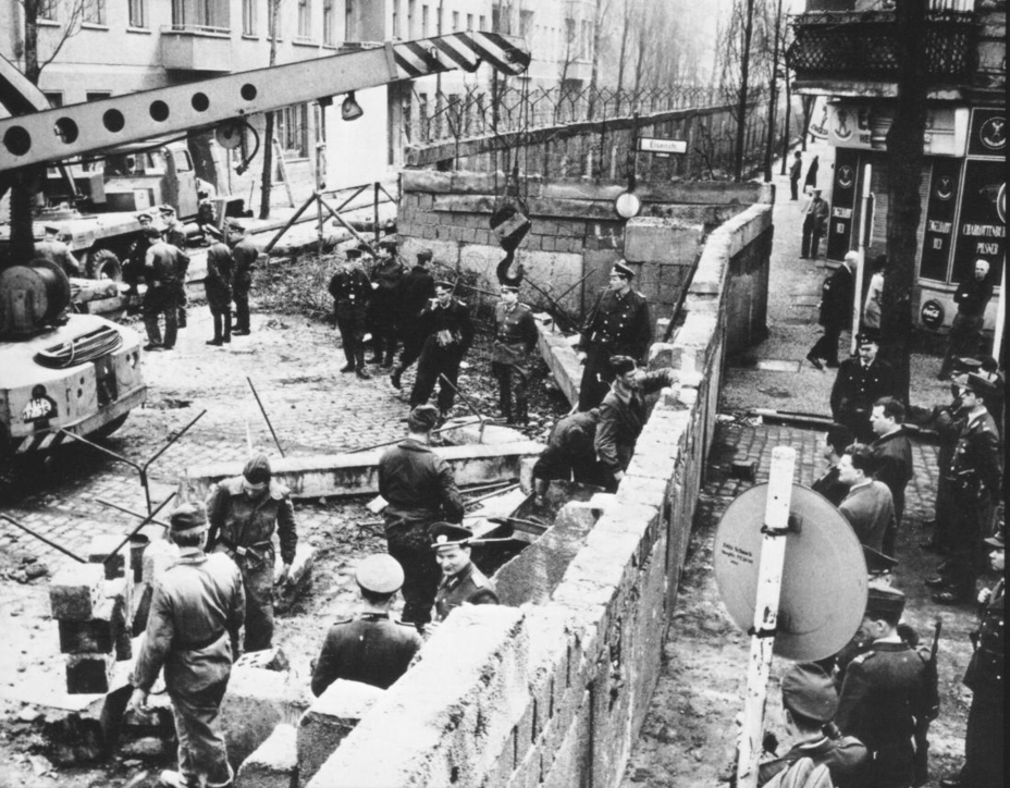 ​Construction of the Berlin Wall, 1961 - Tanks on Friedrichstrasse | Warspot.net