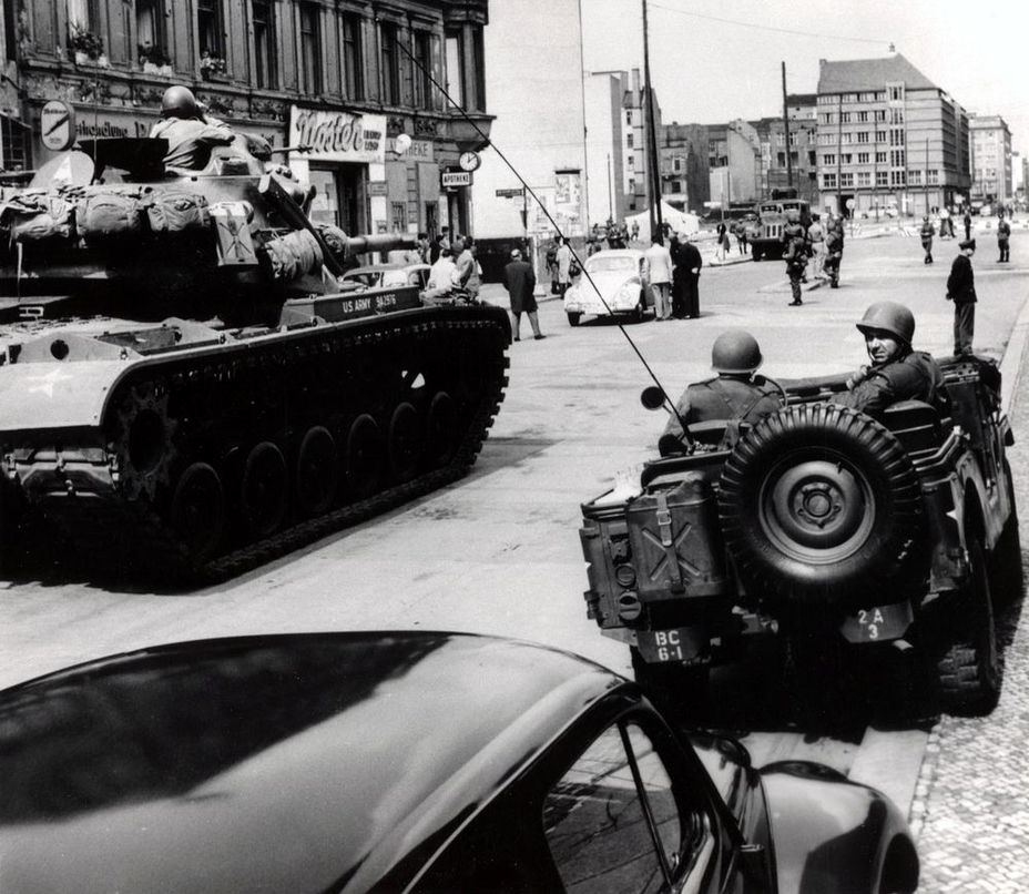 ​American “armed escort” at Checkpoint Charlie, October 1961 - Tanks on Friedrichstrasse | Warspot.net