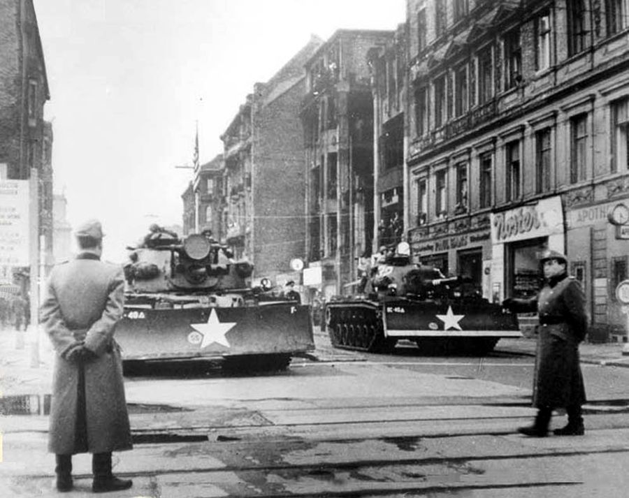 ​M48 bulldozer tanks at Checkpoint Charlie, October 1961 - Tanks on Friedrichstrasse | Warspot.net