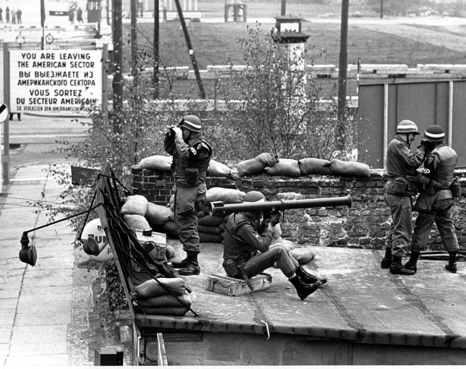 ​U.S. Marines on the roof of a house near Checkpoint Charlie, October 1961 - Tanks on Friedrichstrasse | Warspot.net