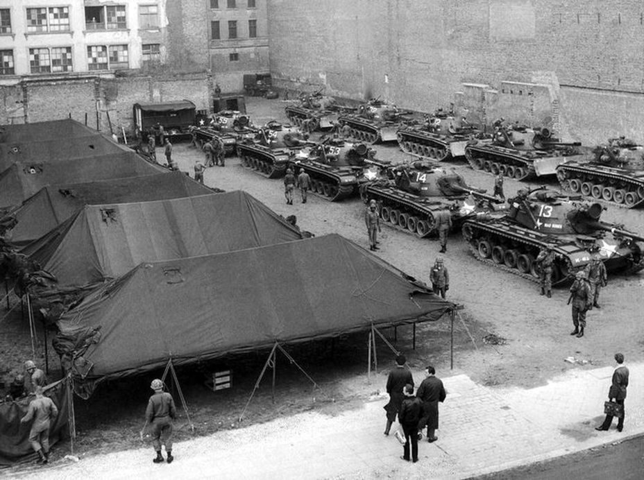 ​American M-48 tanks in the yard of a house next to Checkpoint Charlie, October 1961 - Tanks on Friedrichstrasse | Warspot.net