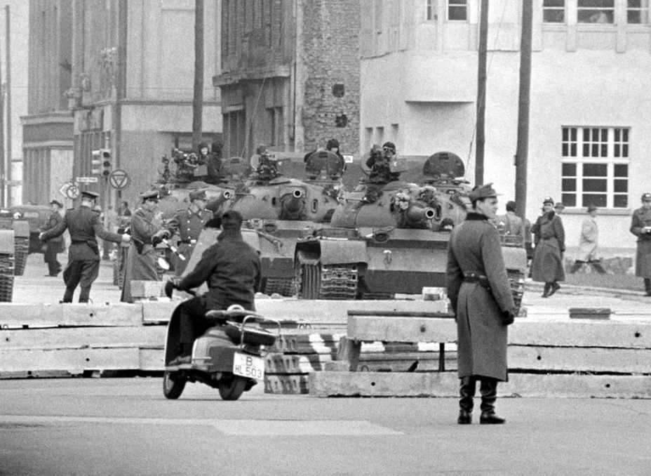 ​Soviet T-54 tanks at Checkpoint Charlie, October 1961 - Tanks on Friedrichstrasse | Warspot.net