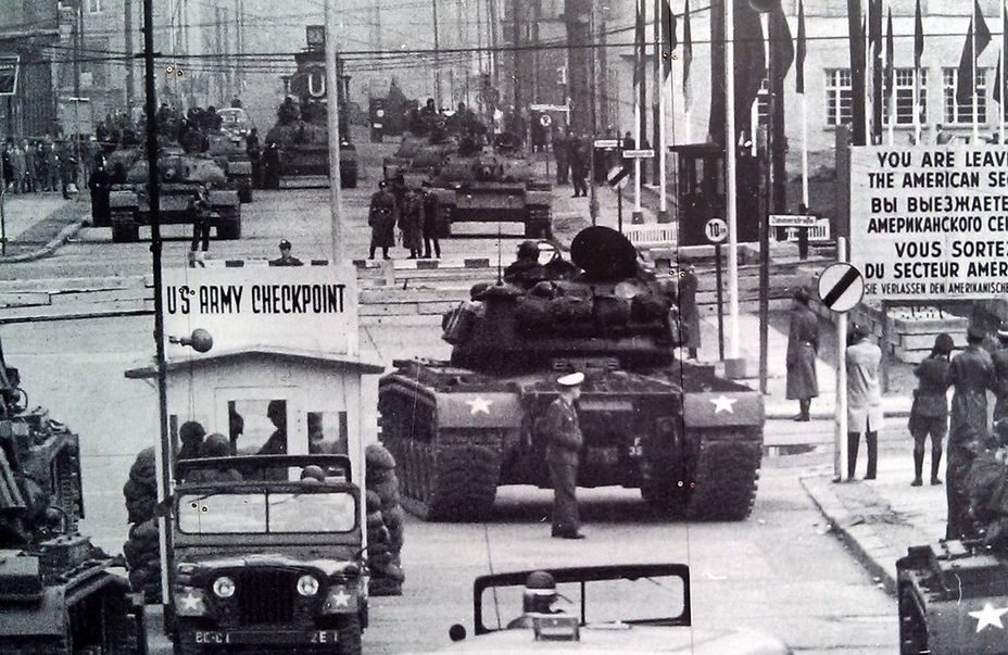 ​Standoff at Checkpoint Charlie, October 1961 - Tanks on Friedrichstrasse | Warspot.net