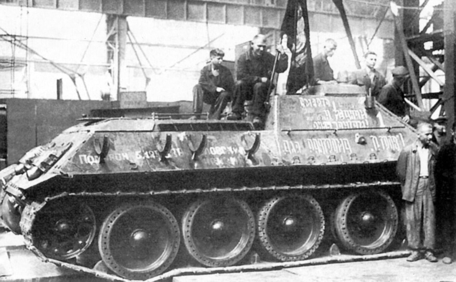 ​Assembly of the first SU-85s, August-September 1943. The vehicle bears many slogans, including «To defeat the Tigers!» - SU-85: Long Awaited Tank Destroyer | Warspot.net