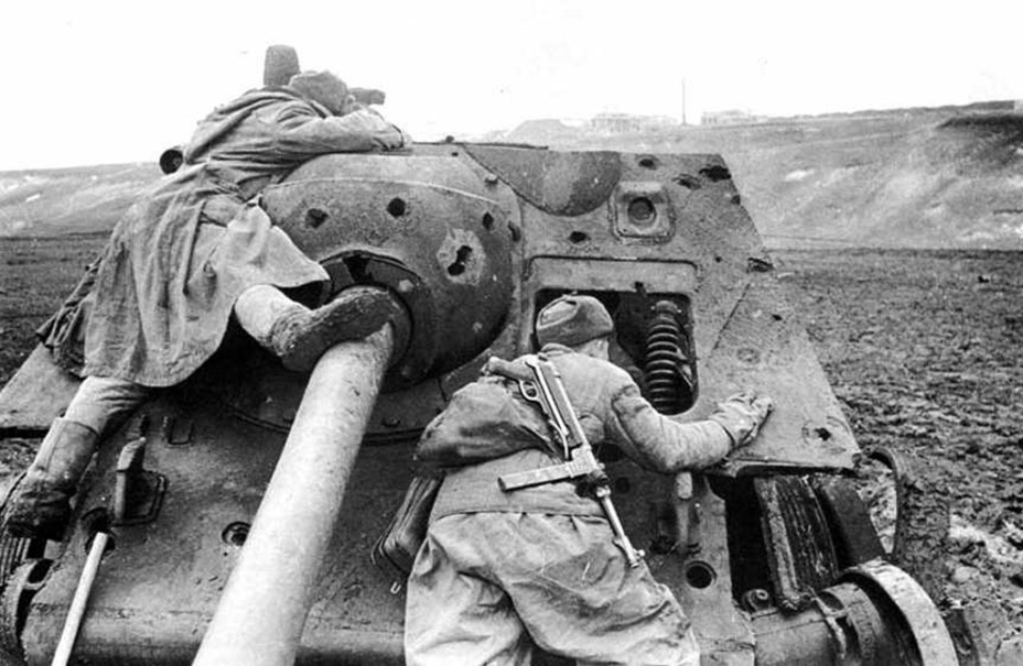 ​Knocked out SU-85, early 1944. This was often the result when an attempt was made to use the SPG as a tank - SU-85: Long Awaited Tank Destroyer | Warspot.net