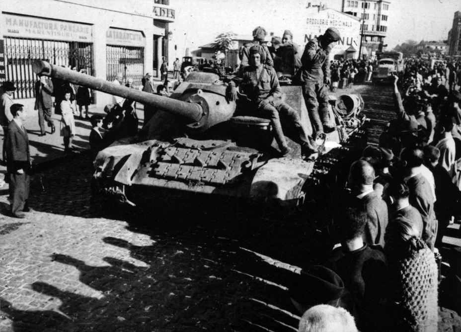 ​Soviet SPGs in Bucharest, late August 1944 - SU-85: Long Awaited Tank Destroyer | Warspot.net