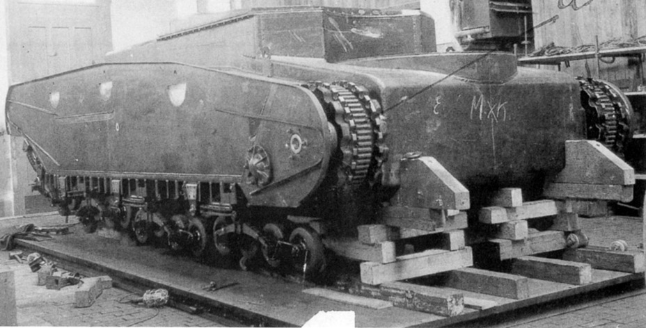 ​Assembly of the Daimler-Benz tank in Unterluss. The running gear design can be seen - First Try at a Medium Tank | Warspot.net