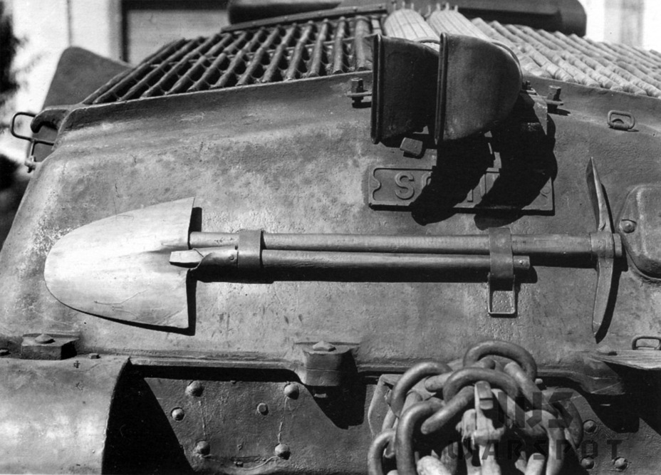 ​One of the few changes made to the SOMUA S 35 in Italian service: new tools - SOMUA S 35 in Second Hand | Warspot.net