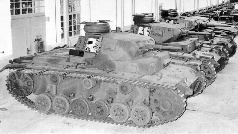 ​A demonstration of what you can do with spare parts. The closest tank is a PzIII Ausf.G with an Ausf.F turret. The tank in the center is a typical PzIII Ausf.G. The one behind it is also an Ausf.G, but with a 5 cm KwK 38 L/42 gun - Transitional Panzer III | Warspot.net