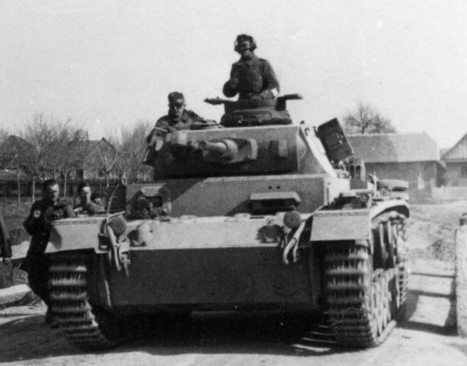 ​Another «hybrid». The tank is armed with a 50 mm gun, but still has an old style cupola - Transitional Panzer III | Warspot.net