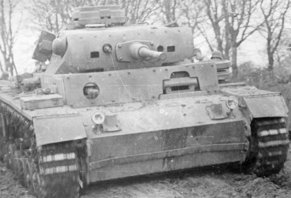 ​A PzIII Ausf.G with a full set of applique armour. When they were installed, the suspension was reinforced - Transitional Panzer III | Warspot.net