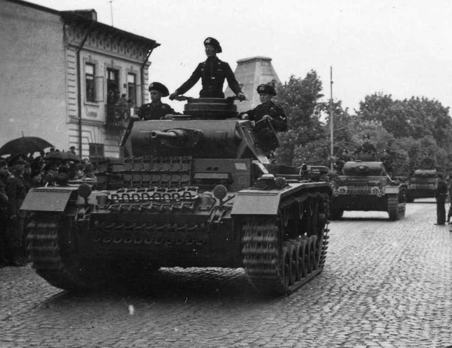 ​A typical PzIII Ausf.H from the 13th Tank Division, Romania, May-June 1941. This version can be easily distinguished by the shape of the turret platform applique armour - Transitional Panzer III | Warspot.net
