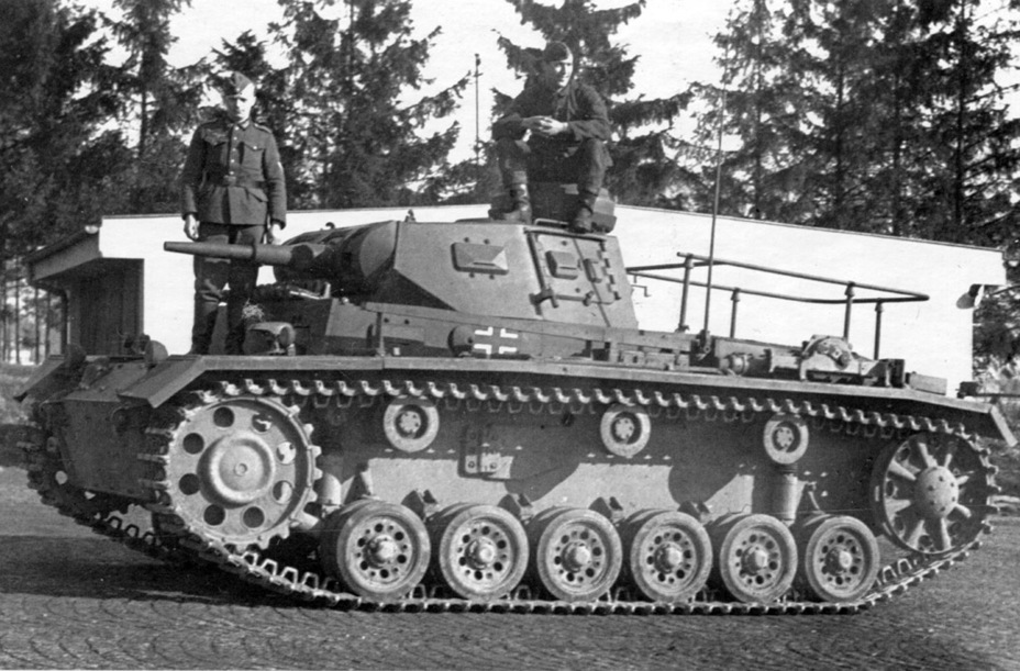 ​An early Pz.Bef.Wg.Ausf.H with an early suspension and a dummy 37 mm gun - Transitional Panzer III | Warspot.net