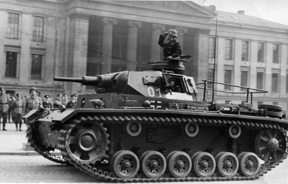 ​A late variant of the commander's tank with a dummy 50 mm gun and a new running gear - Transitional Panzer III | Warspot.net