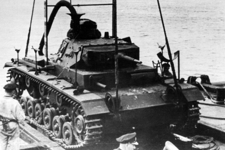 ​The same tank from another angle. The gun mantlet, bow MG, and driver's observation device are sealed with special covers - Transitional Panzer III | Warspot.net
